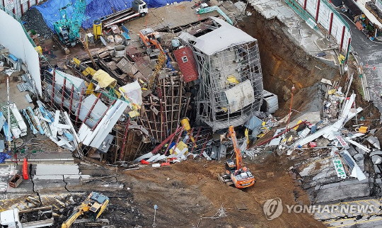 붕괴 사고가 발생한 경기도 광명시 신안산선 지하터널 공사 현장에서 14일 굴착기가 작업하고 있다. [연합뉴스]